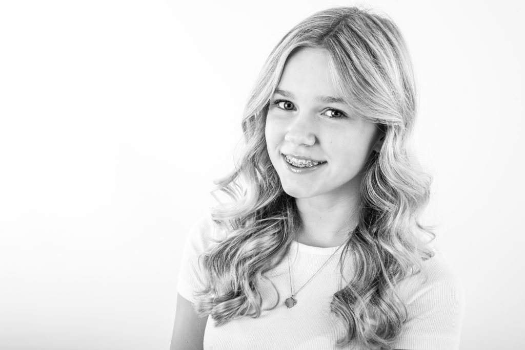 Zwart wit portret van een meisje met lang blond haar