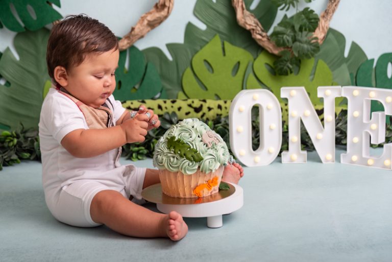 Jongetje bij een cakesmash met jungle thema, ONE letters en een cupcake