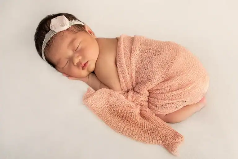 Pasgeboren meisje tijdens een newborn shoot in de studio in Culemborg
