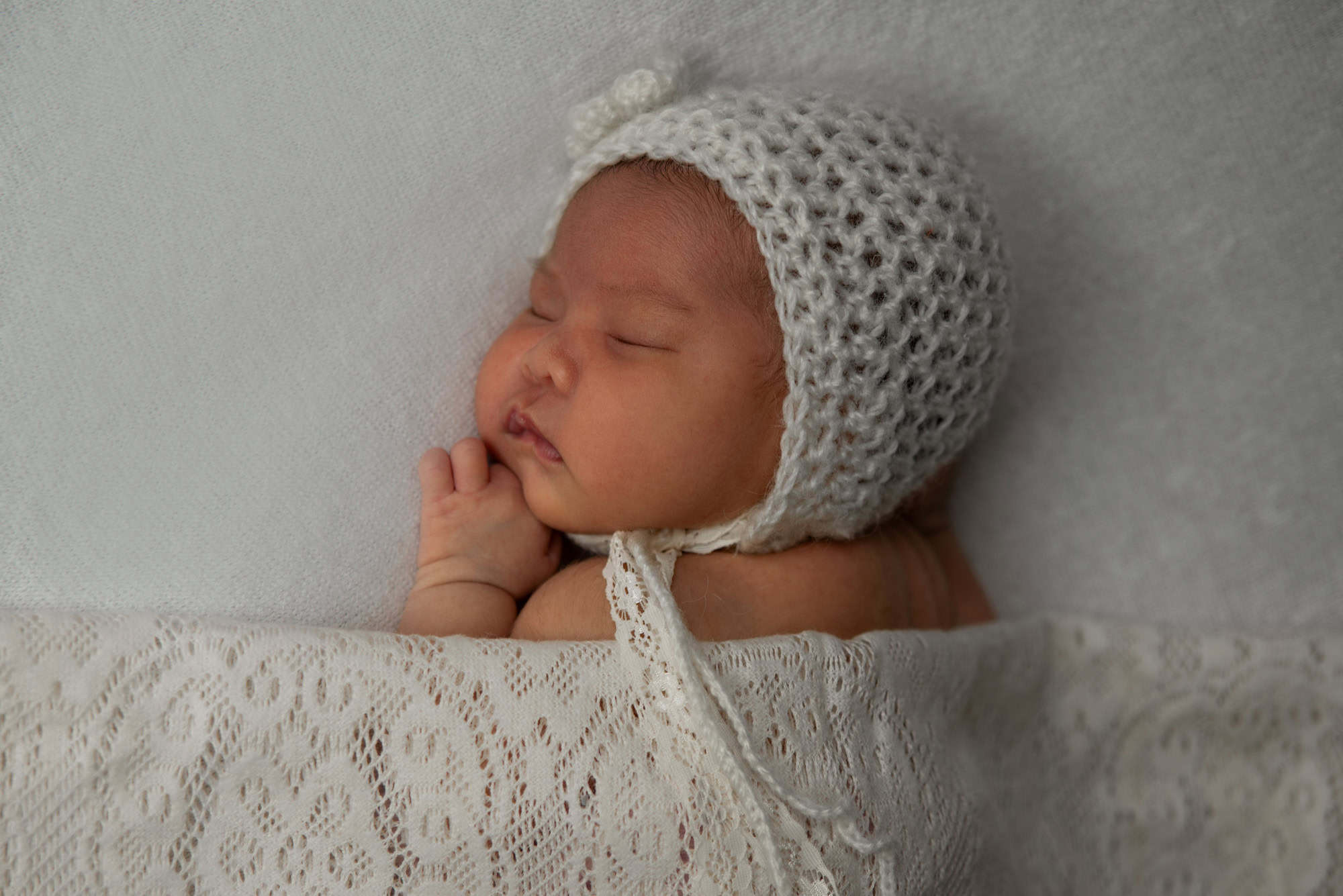 Newborn met gehaakt mutsje in de studio in Culemborg