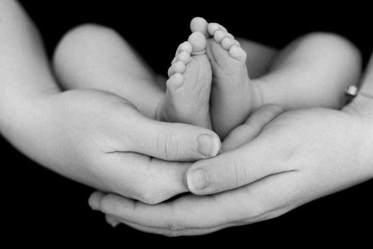 Detailfoto van de handjes van een pasgeboren baby tijdens een newborn shoot