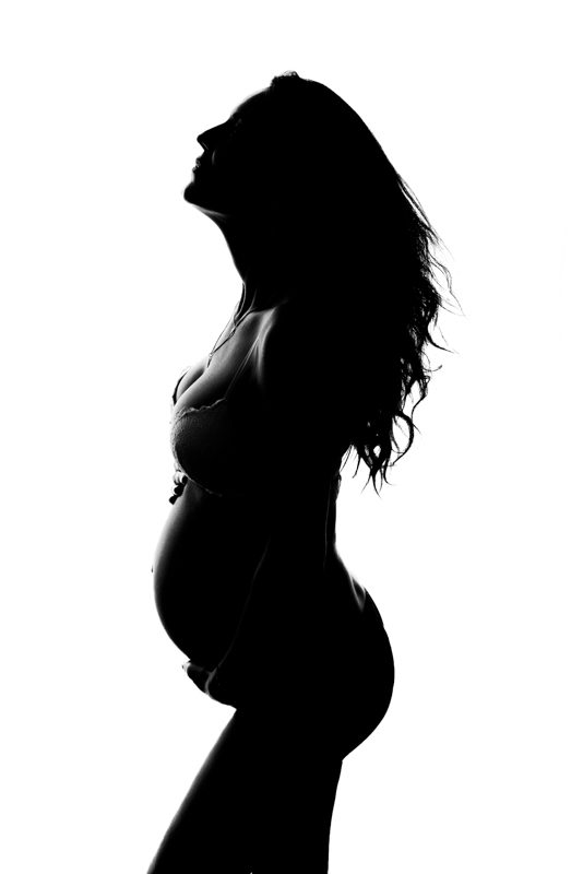 Zwangere vrouw tijdens een zwangerschapsshoot in de studio in Culemborg