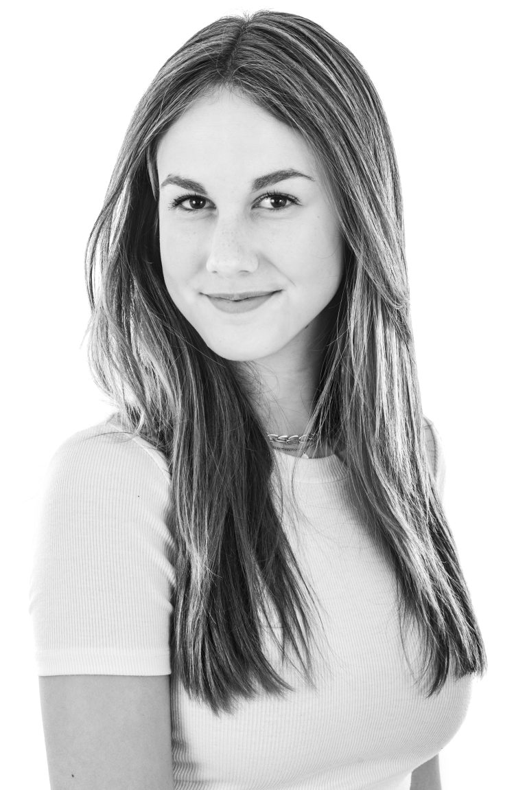 Model in een rustige pose tijdens de portfolioshoot