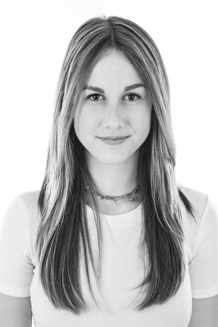 Model met een andere expressie tijdens dezelfde portfolioshoot