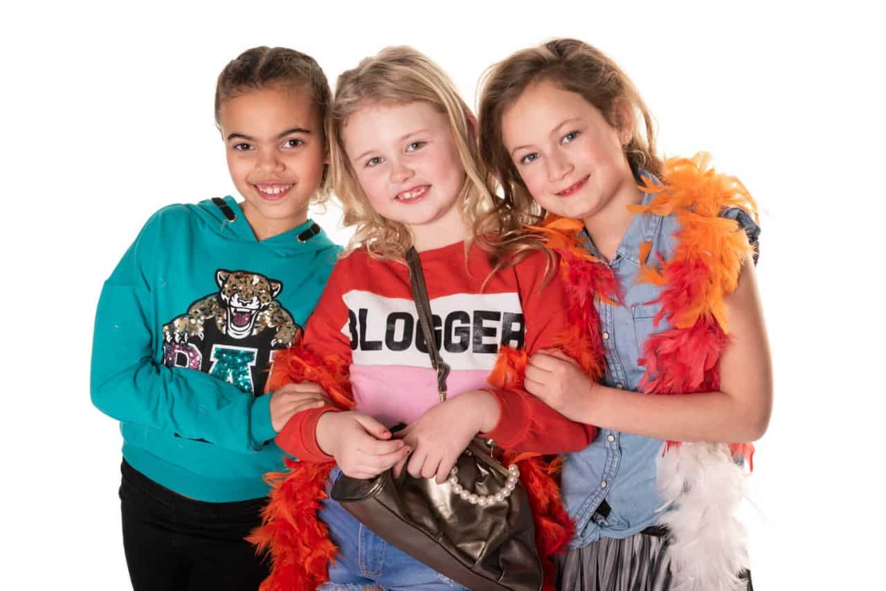 Drie meisjes met veren boa s tijdens een fotoshoot als kinderfeestje in Culemborg