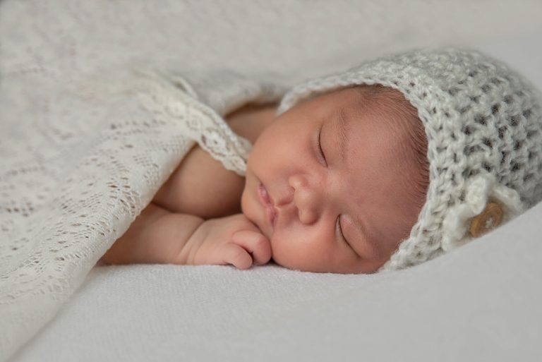 Pasgeboren baby met een gehaakt mutsje tijdens een newborn shoot