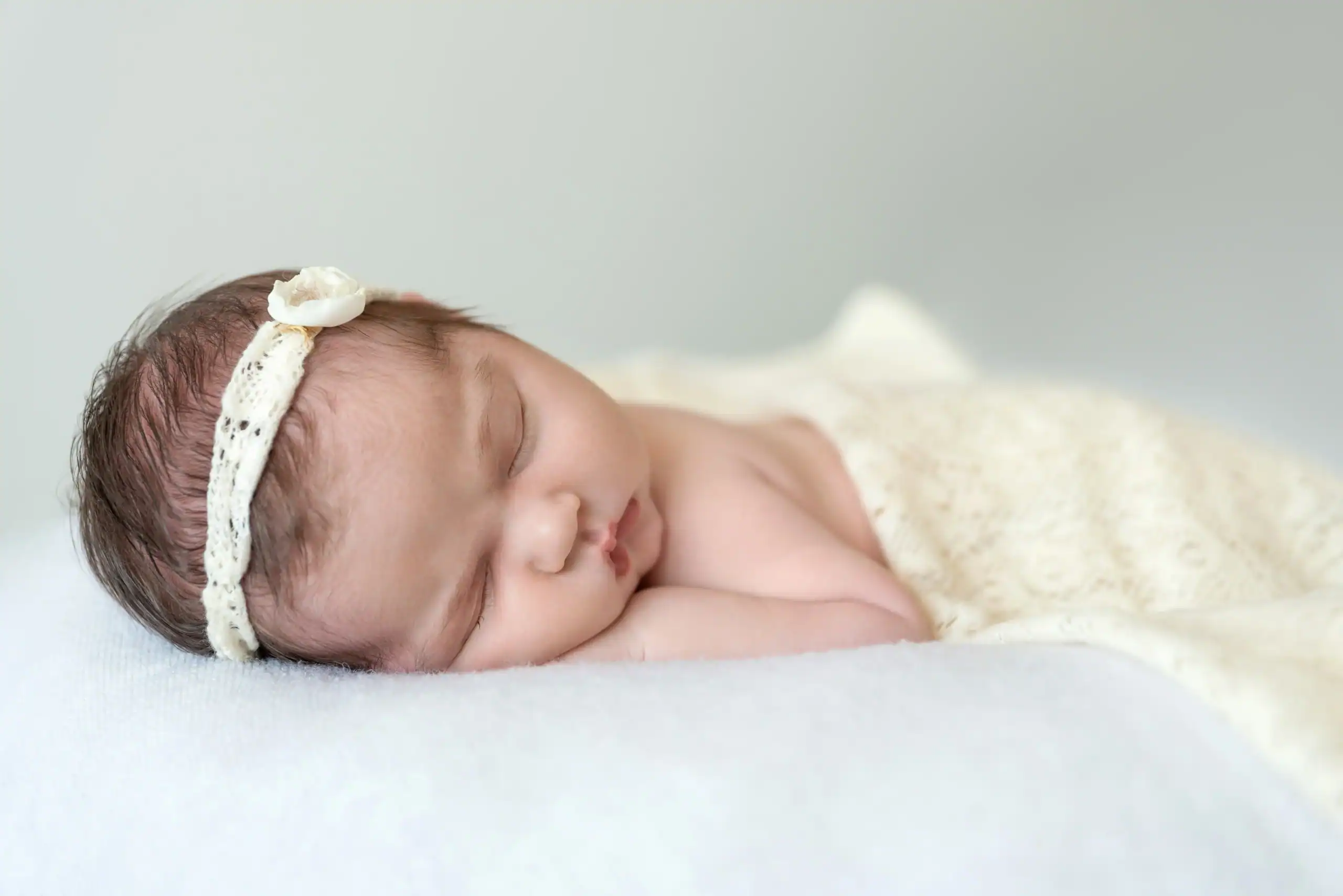 Pasgeboren baby slapend op een zachte deken