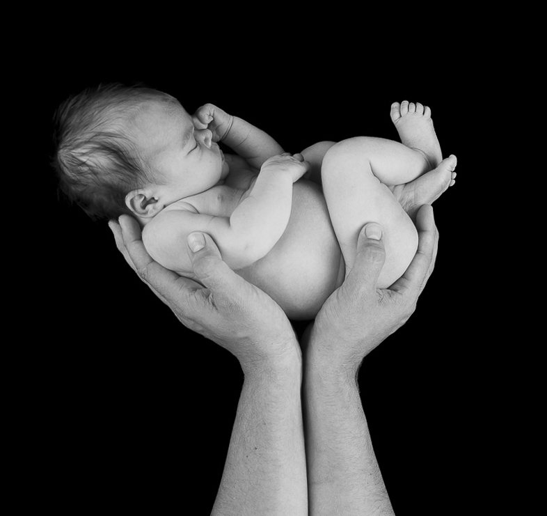 Newborn fotoshoot bij Shootable met zwarte achtergrond